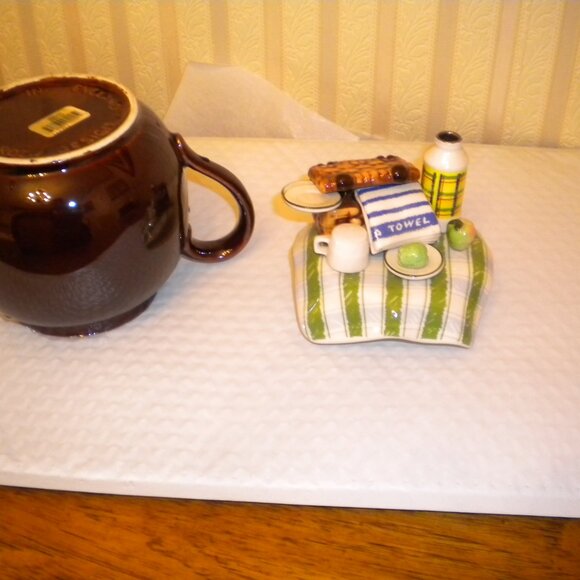 VINTAGE EARLY BROWN BETTY TEAPOT MADE IN ENG LAND PICNIC THEME - Picture 2 of 4